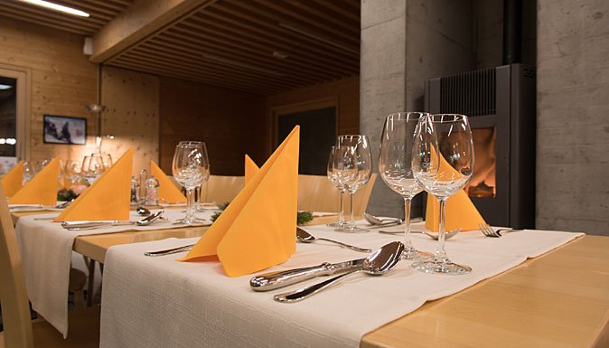 Festlich gedeckter Tisch im Restaurant Muntsulej