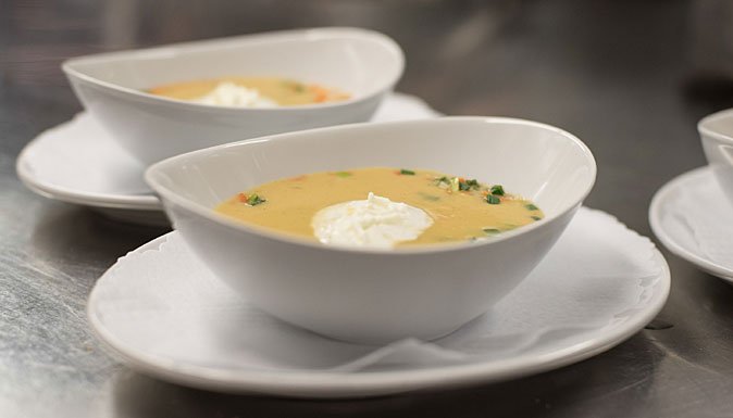 Frisch angerichtete Suppe aus der Küche des Muntsulej